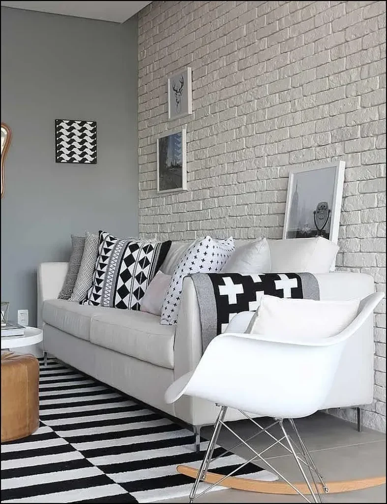 Кирпич в гостиной с мягкой мебелью