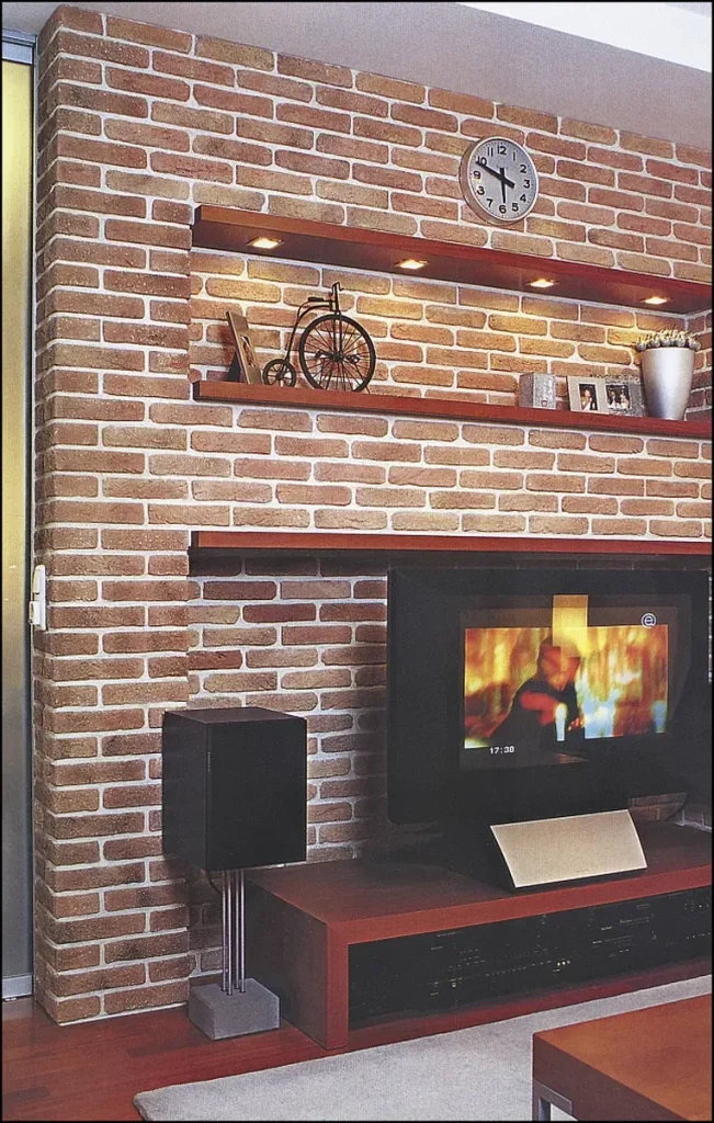 Кирпичная акцентная стена в гостиной