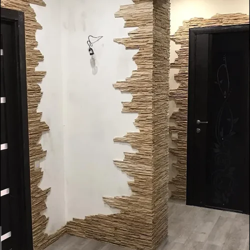 Камень в коридоре с освещением