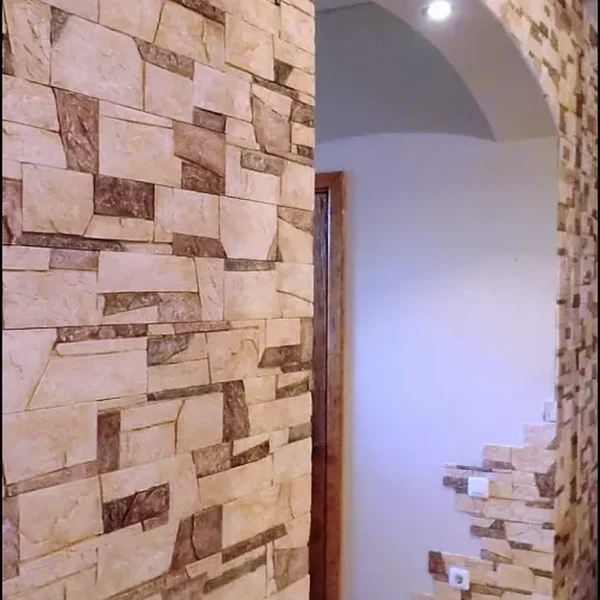 Светлый декоративный камень в коридоре